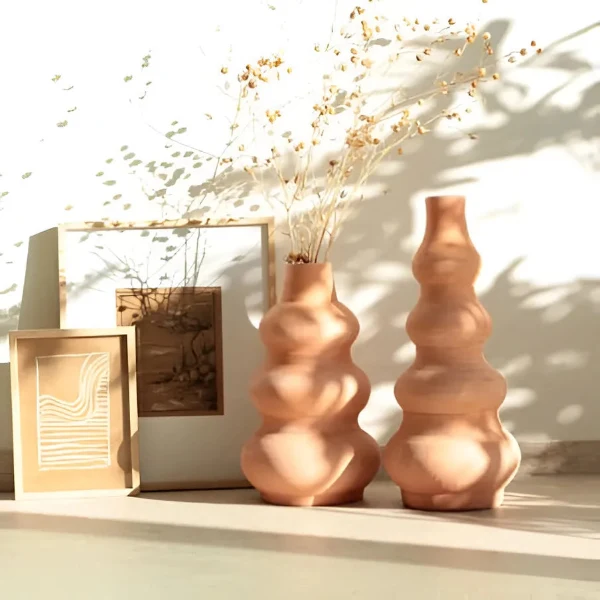 Vase ondulé en terre cuite brute