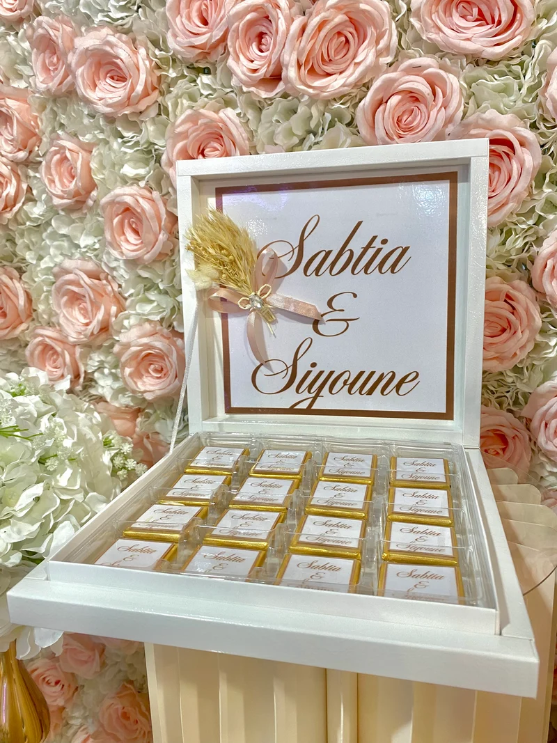 Boîte Blanche de 24 chocolats au lait personnalisés | cadeaux invités | cérémonies
