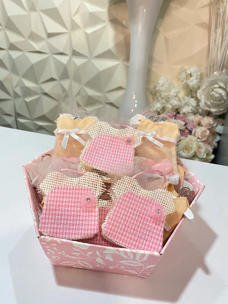 Lot de 22 robes avec dragées chocolat et panier Offert | cadeaux invités | naissance | baptême fille