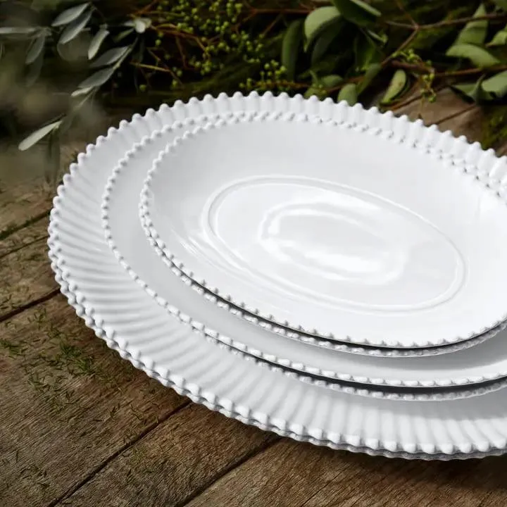 Plat de service ovale en grès blanc finition dentelle