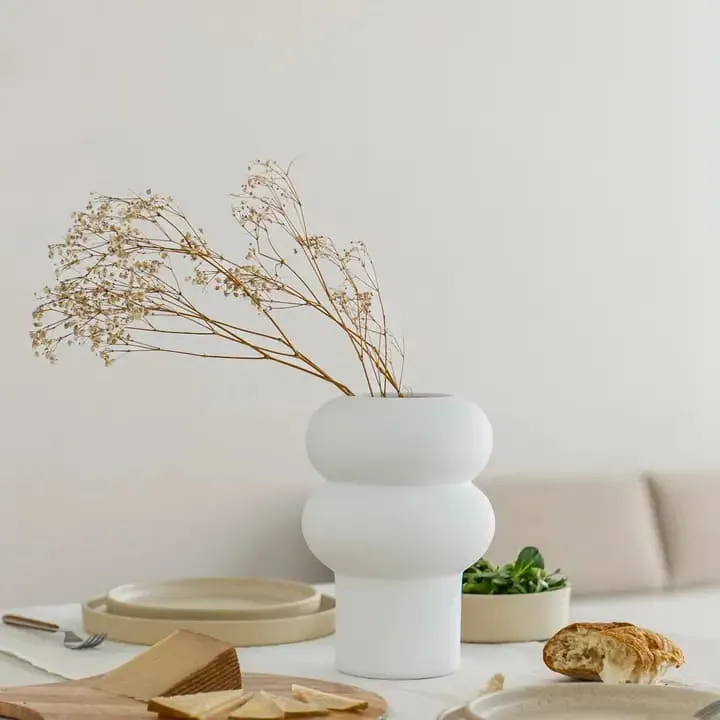 Grand vase ondulé en faïence blanche