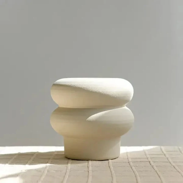 Vase ondulé en céramique artisanale
