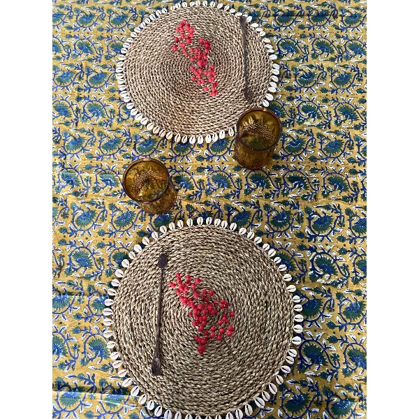 Lot de 2 sets de table tressés en raphia et coquillages