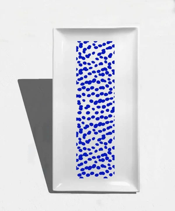 Plateau artisanal en porcelaine blanche à pois bleus
