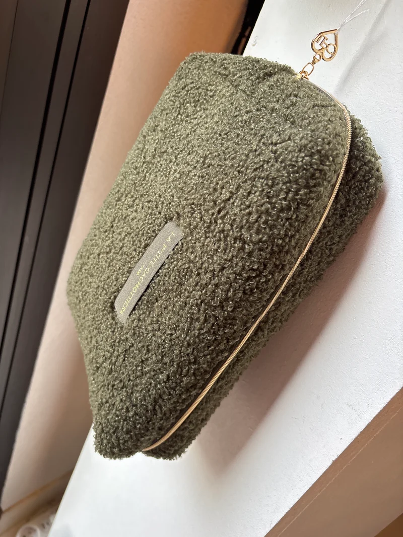 Trousse kaki, la petite cachottière bouclettes