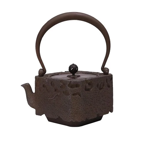 THÉIÈRE EN FONTE CARRÉE ET ANCIENNE