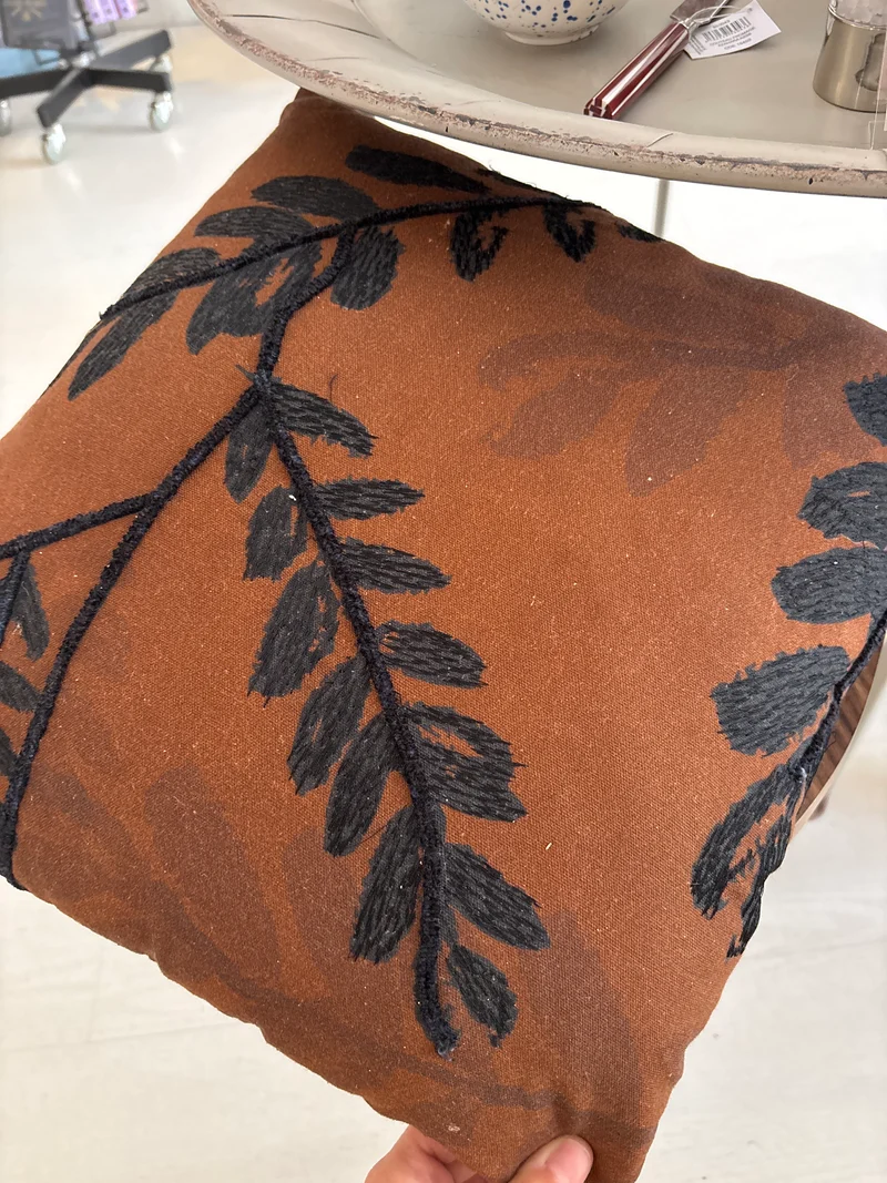 Coussin marron noir fleurs