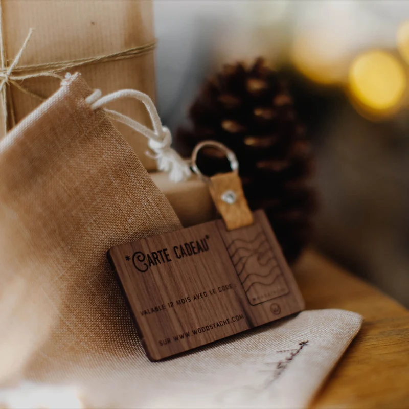 Carte Cadeau Woodstache 50€ avec Porte-Clé Bois - Idée Cadeau Originale Écologique